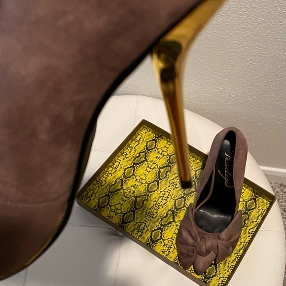 New in box! STUNNING Micro-Suede pumps with large bow and gold tone heels! - Picture 4 of 6